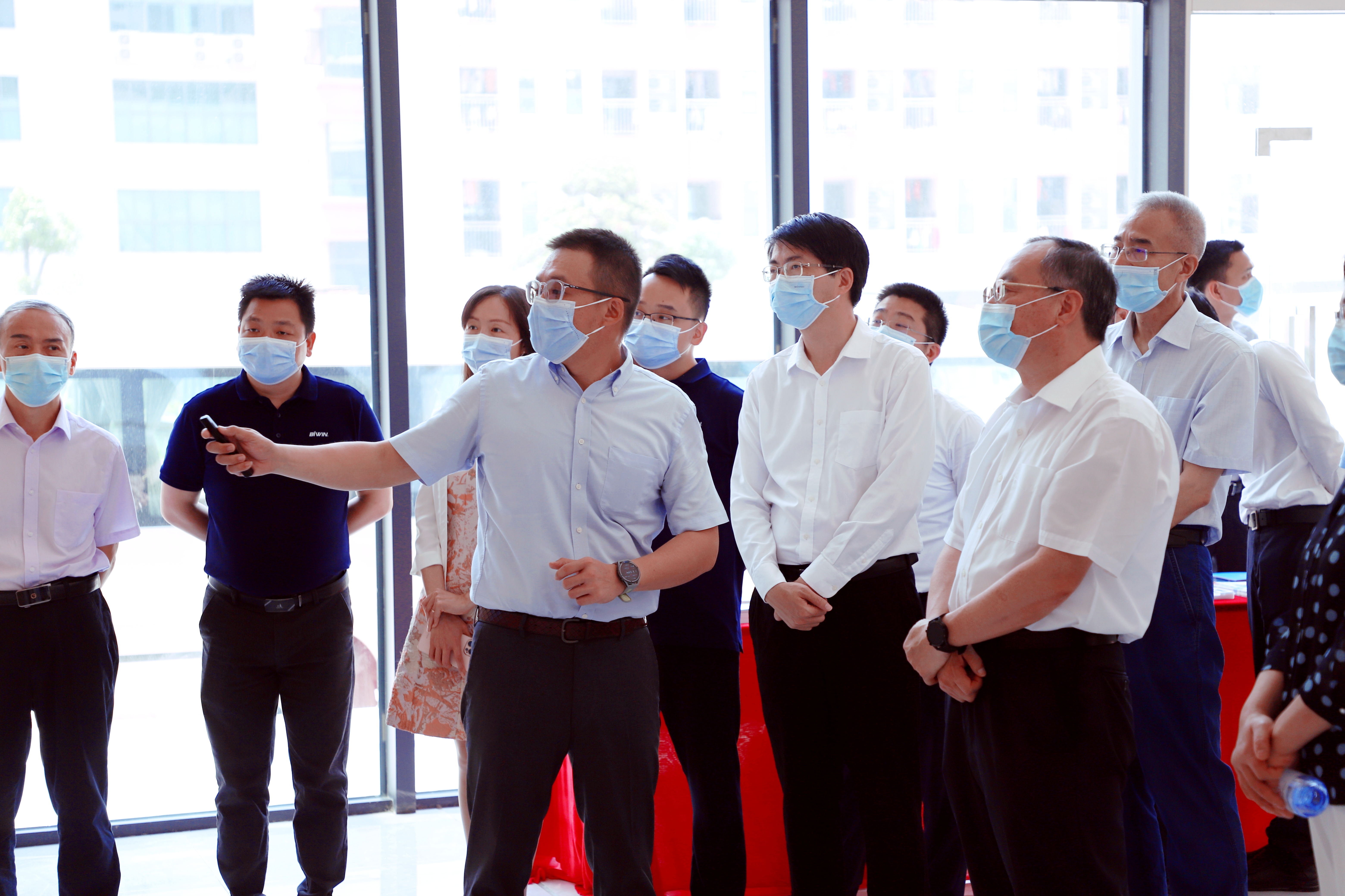 省政協(xié)副主席袁寶成一行調研惠州佰維存儲，公司董事長孫成思、CEO何瀚、惠州佰維常務副總經(jīng)理丁合華陪同調研